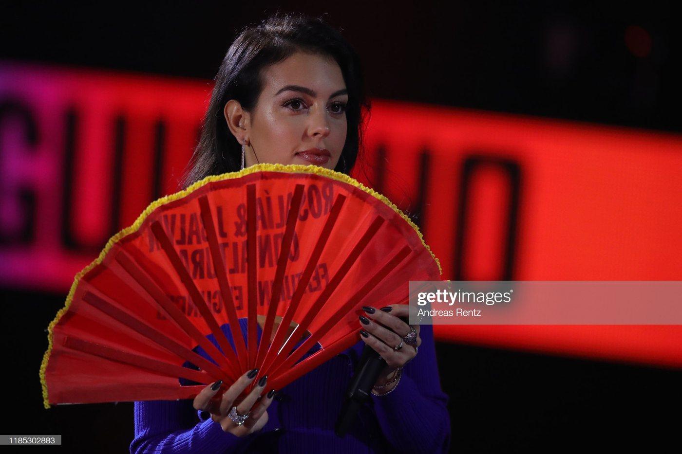 A presenter revealing the Daftboy Taylor Swift winner fan at the MTV EMAs