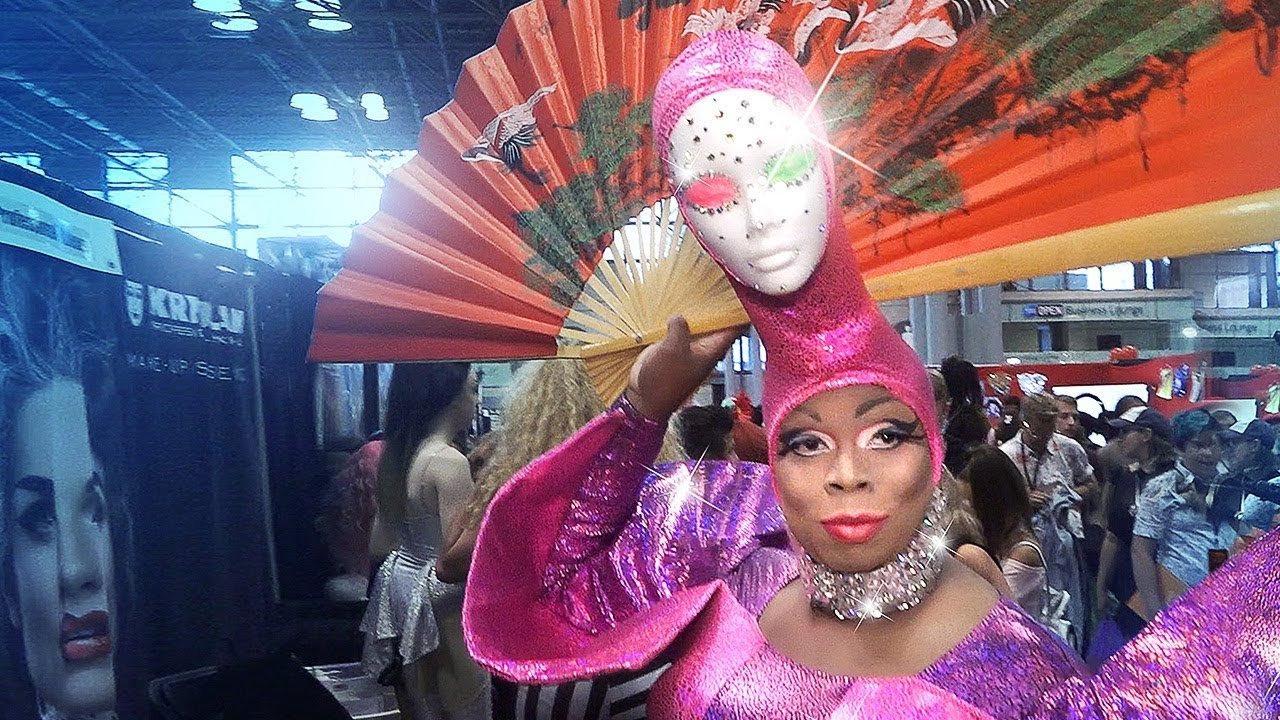 Vivacious showing how to snap a Daftboy fan